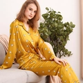Dames pyjamaset in mosterdgeel van zijdeachtige stof met lange mouwen en katten - M / Aardgeel