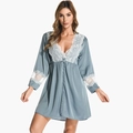Ensemble de nuit en satin bleu brume avec col en V profond et dentelle blanche - M / Gris clair
