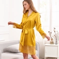 Accappatoio in seta di ghiaccio giallo acceso con pizzo su maniche e orlo da donna - M / Giallo zenzero