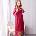 Conjunto de bata de encaje rojo vino con camisón de seda y capa de encaje transparente - M / Granate