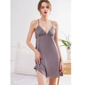 Elegante camisón de satén morado oscuro con encaje gris y escote en V pronunciado - M / gris oscuro