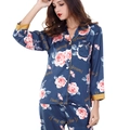 Pijama de satén azul marino con estampado de rosas rosas y bordes dorados finos - M / Azul oscuro