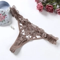 String femme sexy en dentelle florale marron avec bords volantés élégants sur blanc - Style Dentelle Florale (NK1745) / Marron