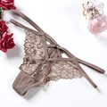 String en dentelle fleurie beige avec lanières croisées sur fond blanc épuré - Taille unique / Style NK1365 (NK1365-棕色) / Marron