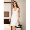 Camisón blanco sin mangas de viscosa para mujer en un acogedor entorno de dormitorio - S / Blanco