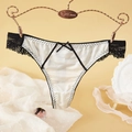 Tanga sexy en satin blanc perle avec dentelle noire et nœud sur un cintre vintage - Nk5067-benbai / L