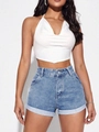 Completo estivo da donna con crop top bianco a lupetto e pantaloncini denim a vita alta - XS / Blu