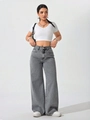 Jean évasé taille haute gris délavé avec haut blanc à col en V pour femmes - Gris Fer