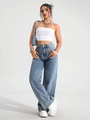 Modische blaue High-Waist-Jeans mit weitem Bein, weißem Top und weißen Sportschuhen - XS / Retro Hellblau