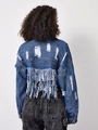 Dettaglio della giacca corta di jeans blu con strappi sul retro e lunghe frange - XS / Blu scuro