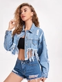 Dettaglio della giacca in denim azzurro con lunghe frange e orli sfrangiati dal look retrò - XS / Blu Medio & Bianco