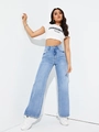 Detail der hellblauen High-Waist-Jeans mit weitem Bein und natürlicher Waschungstextur - XS / Hellblau (2251814)