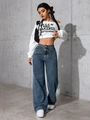 Sweat blanc épaules dénudées pour femme avec jean rétro bleu taille haute à jambes larges - Bleu Foncé Vintage