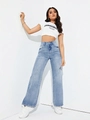 Detail einer hoch taillierten Wide-Leg-Jeans in hellblauer Waschung mit geradem Schnitt - XS / Hellblau
