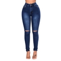 Détail du jean skinny bleu foncé taille haute avec des déchirures aux genoux pour femme - Bleu foncé