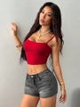 Haut court rouge moulant avec mini short en jean gris rétro et colliers dorés - Gris Chaux