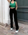 Schwarze Jeans mit hoher Taille und weitem Bein, kombiniert mit grünem Crop-Top und Tasche - S / Schwarz