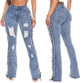 Dettaglio dei jeans blu a vita alta con lacci laterali incrociati e bordi sfilacciati - S / Azzurro