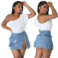Minigonna sexy in denim blu con strappi e top bianco con spalle scoperte per donna - S / Blu Denim