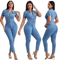 Nauwsluitende lichtblauwe denim jumpsuit voor dames met korte mouwen en knopen - S / Lichtblauw