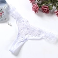 String en dentelle blanche pour femme avec broderies florales sur un fond minimaliste - Style Dentelle Florale (NK1745) / Blanc
