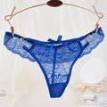 String en dentelle bleu marine avec motifs floraux, perles blanches et anneaux en métal - Style avec Nœud et Perle (NK1794) / Bleu
