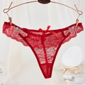 String en dentelle rouge avec nœud en satin et chaîne décorative avec perles blanches - Style avec Nœud et Perle (NK1794) / Rouge