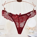 String en dentelle rouge pour femme avec motifs floraux, nœud en soie et détails perles - Style avec Nœud et Perle (NK1794) / Bordeaux