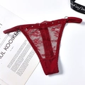 String en dentelle rouge foncé orné de strass brillants et de détails d'anneaux métal - Style Dentelle Strass (NK1800) / Bordeaux