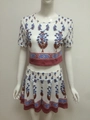 Detail von Boho-Blumendruck-Crop-Top und High-Waist-Shorts mit rotem Spitzenbesatz - S / Weiß Blumendruck