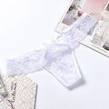 Élégant string en dentelle blanche avec motifs floraux et nœud en satin, décor premium - Style Dentelle Nœud (NK1801) / Blanc