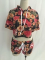 Set due pezzi con stampa floreale, crop top con cappuccio e pantaloncini in rosso e arancione - S / Come mostrato