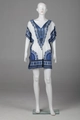 Detail des Boho V-Ausschnitt Kleides mit blauen Ethno-Prints und elastischer Taille - S / Blau Ethno-Druck