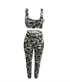Dettaglio del set sportivo mimetico da donna con crop top e leggings a vita alta elastici - S / Verde
