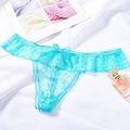 String sexy en dentelle bleu clair avec motifs floraux et nœud en satin sur tissu blanc - Style Dentelle Nœud (NK1788) / Bleu Aqua
