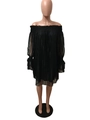 Détail d'une mini robe noire à épaules dénudées avec texture ondulée et manches cloche - Noir
