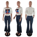 Completo donna con t-shirt bianca grafica e jeans a zampa d'elefante con strappi e frange - S / Blu scuro
