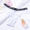 String sexy en dentelle blanche avec taille élastique noire et imprimé déesse - Style Dentelle à Lettres (NK1973) / Blanc