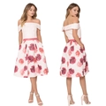 Dettaglio dell'abito rosa con spalle scoperte, gonna a pieghe floreale e cintura rossa - S / Bianco