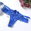 Tanga en dentelle bleu clair avec motif floral et noeud en satin sur fond blanc - Style Dentelle Nœud (NK1786) / Bleu