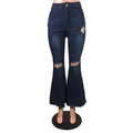 Dettaglio dei jeans a zampa a vita alta con strappi alle ginocchia e orli sfrangiati - S / Blu scuro