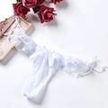 String en dentelle blanche avec volants, nœud satiné et liens avec perles blanches - Style Dentelle Volantée (NK1792) / Blanc