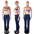 Drei Ansichten einer High Waist Stacked Jeans kombiniert mit buntem Tie-Dye Crop Top - S / Bottoms / Dunkelblau
