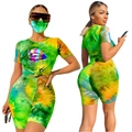 Vue détaillée de l'ensemble 3 pièces tie-dye pour femme avec t-shirt et short cycliste - S / Jaune & Vert