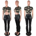 Detail von Camo-Crop-Top mit Cut-outs und schwarzer Stacked-PU-Lederhose für Damen - Schwarz