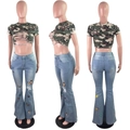 Dettaglio dei jeans a zampa con ricami a farfalla colorati e crop top mimetico - S / Azzurro