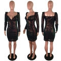 Vestido corto ajustado de lentejuelas negras con mangas largas y escote corazón - S / Marrón