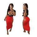 Dettaglio gonna rossa traforata con lacci laterali e set di maglietta corta nera - S / Stile Rosso (Top e Gonna)