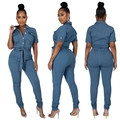 Vorder-, Seiten- und Rückansicht eines kurzärmeligen Denim-Jumpsuits mit Gürtel und Kragen - S / Hellblau