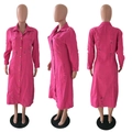Vista a tre lati di un abito di jeans rosa fucsia con dettagli strappati e abbottonatura - S / rosa acceso